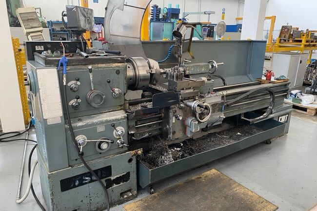 Sell Turning Machine Center CMT URSUS 300 used